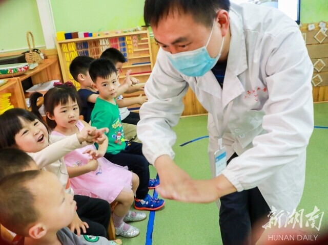 （6月3日，湘西土家族苗族自治州民族中医院医护人员来到吉首市德立富华幼稚园，为孩子们讲解日常生活中各种卫生健康小常识。刘振军 梁玉 摄）