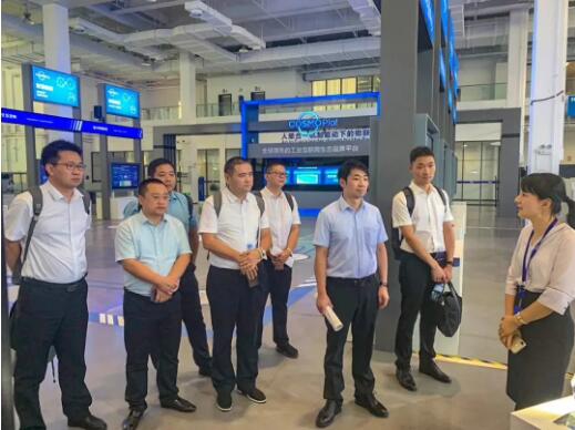 海尔集团蓝鲸科技首席技术官龚涛,总裁助理申忠领等热情接待了李玄阔