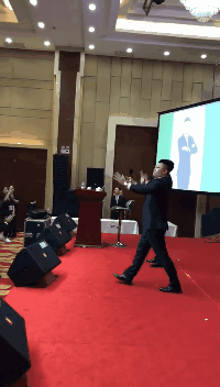 罗燕说，自己所在的会场场景与该视频一模一样。受访者提供