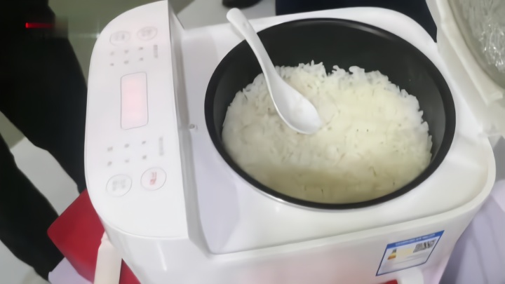 袁隆平团队盐碱地水稻做出的米饭