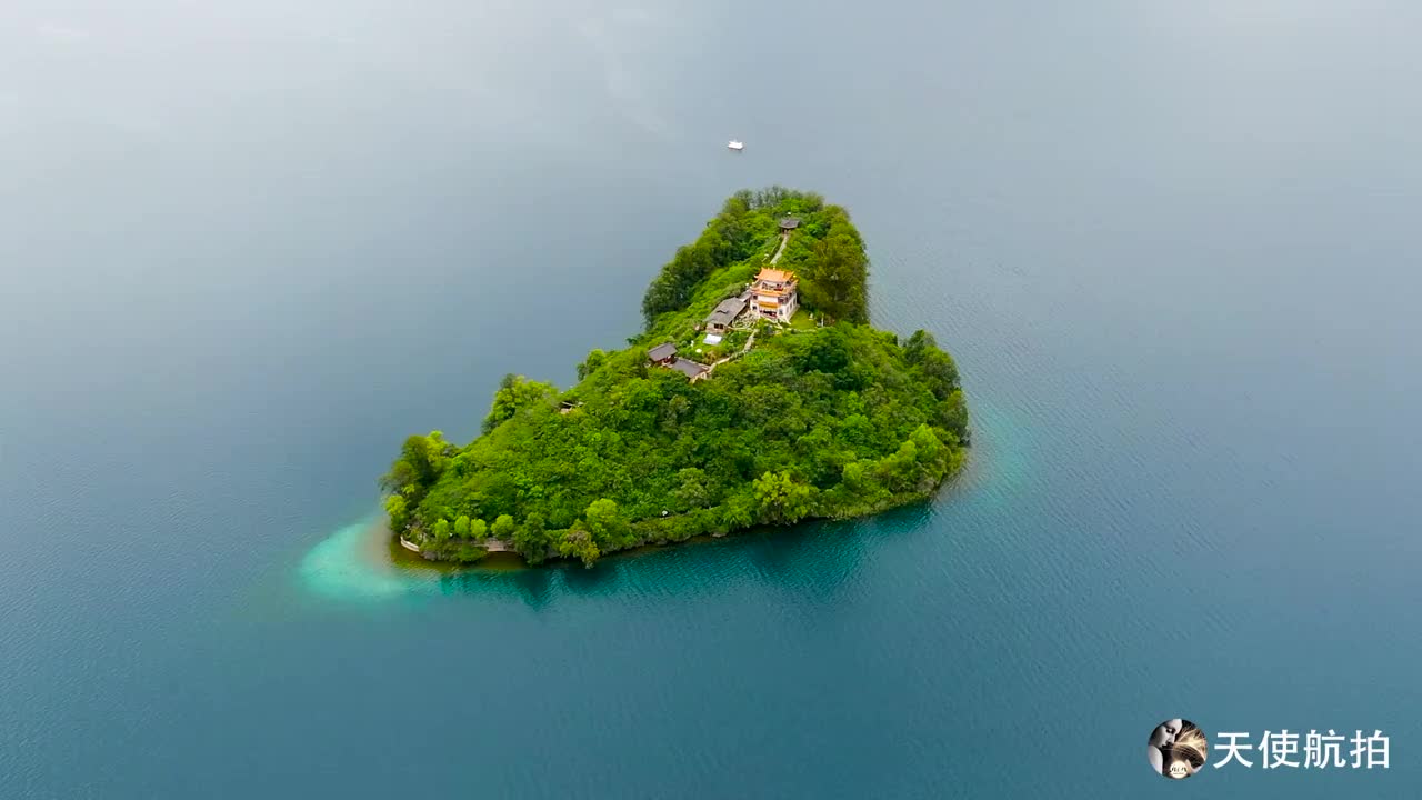 无人机湖中发现一个小岛,岛上建有房子有人居住,世外桃源