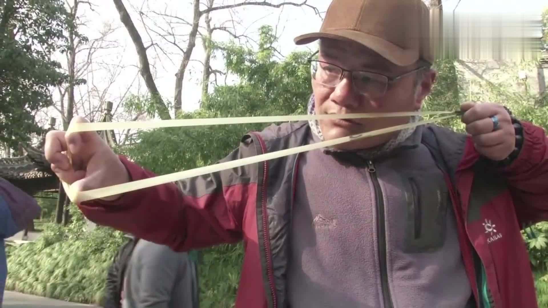 这位老爷爷的弹弓手法不一般_凤凰网视频_凤凰网