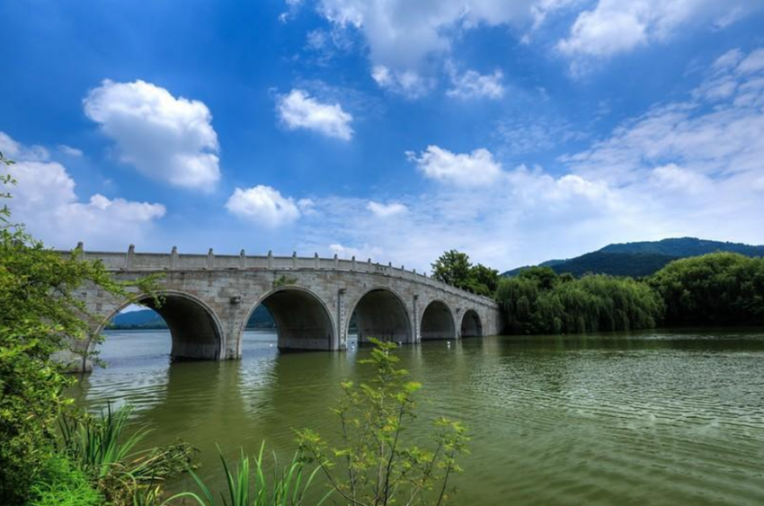 第一重為形態之境——以湘湖的跨湖橋文化遺址為藍本,取橋之形,在園中