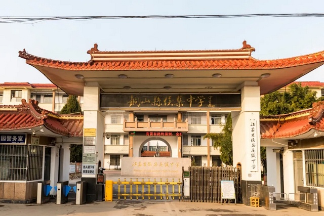 侯集高级中学房产君从一位曾经在侯中陪读的家长处了解到:每年暑假都