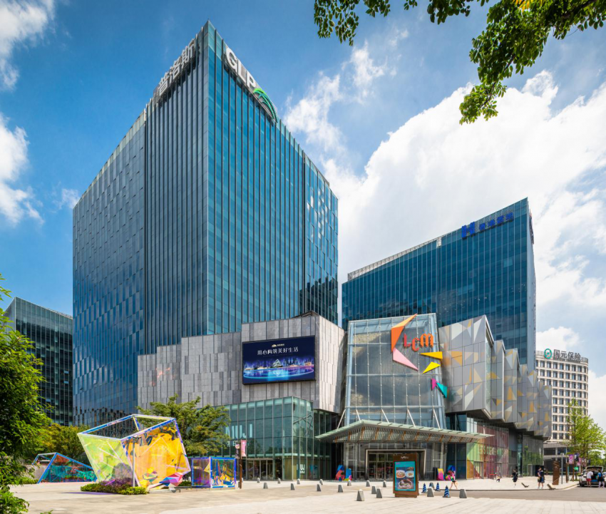 在lcm置汇旭辉广场,旭辉集团领导向代表团成员详细介绍了旭辉20年