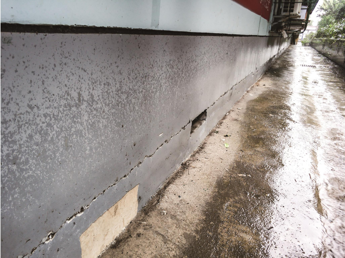 住宅楼防潮层出现裂痕 业主担心楼房结构安全