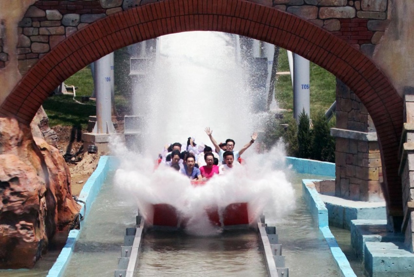 室内场馆以亚特兰蒂斯王国为主题,打造四层宫殿式梦幻水上乐园,包括