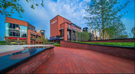 双首层是指通过缓坡布道,扶梯等建筑交通元素的布局应用,将首层与一层