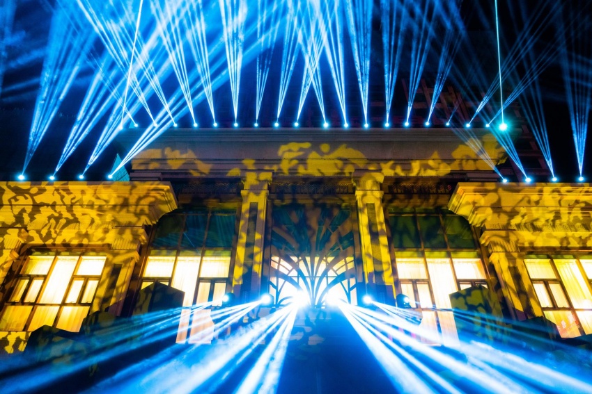 首先,映入眼帘的是一场炫目的灯光秀,色彩斑斓的窗格和五光十色的楼体