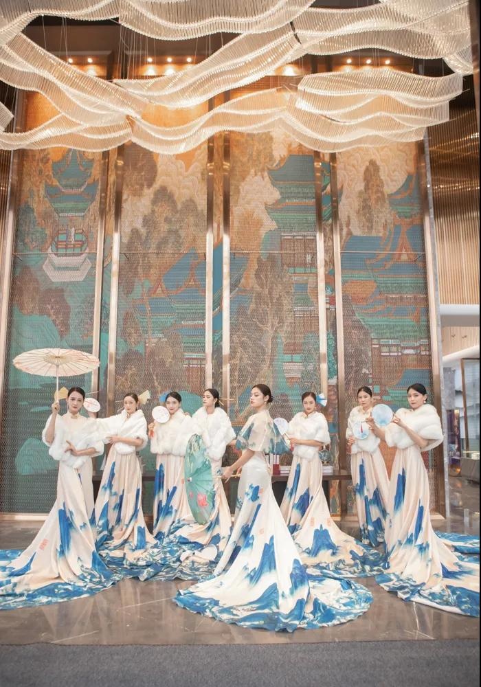 这是一场时尚与美学的盛宴,身着华服的美女模特,娉婷袅娜,尽显优雅