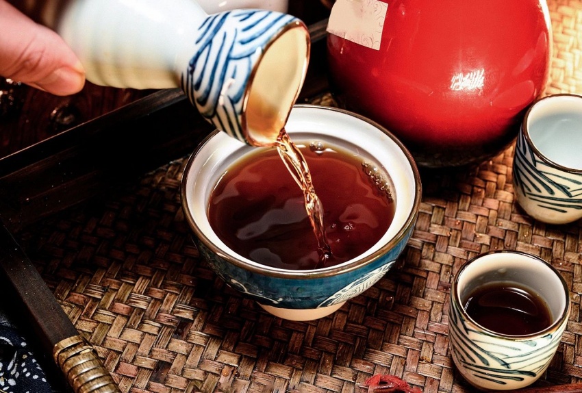 绍兴黄酒,以陈为贵,酒性柔和,酒色橙黄清亮,酒香馥郁芬芳,酒味甘香