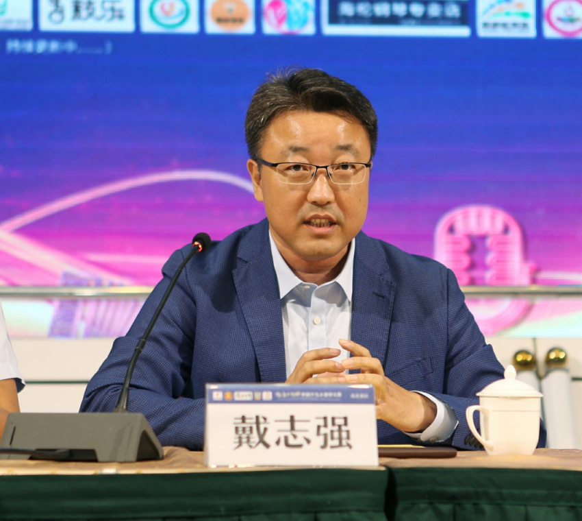 致辞华南师范大学附属电白学校总校长戴志强的精彩讲话引来阵阵掌声