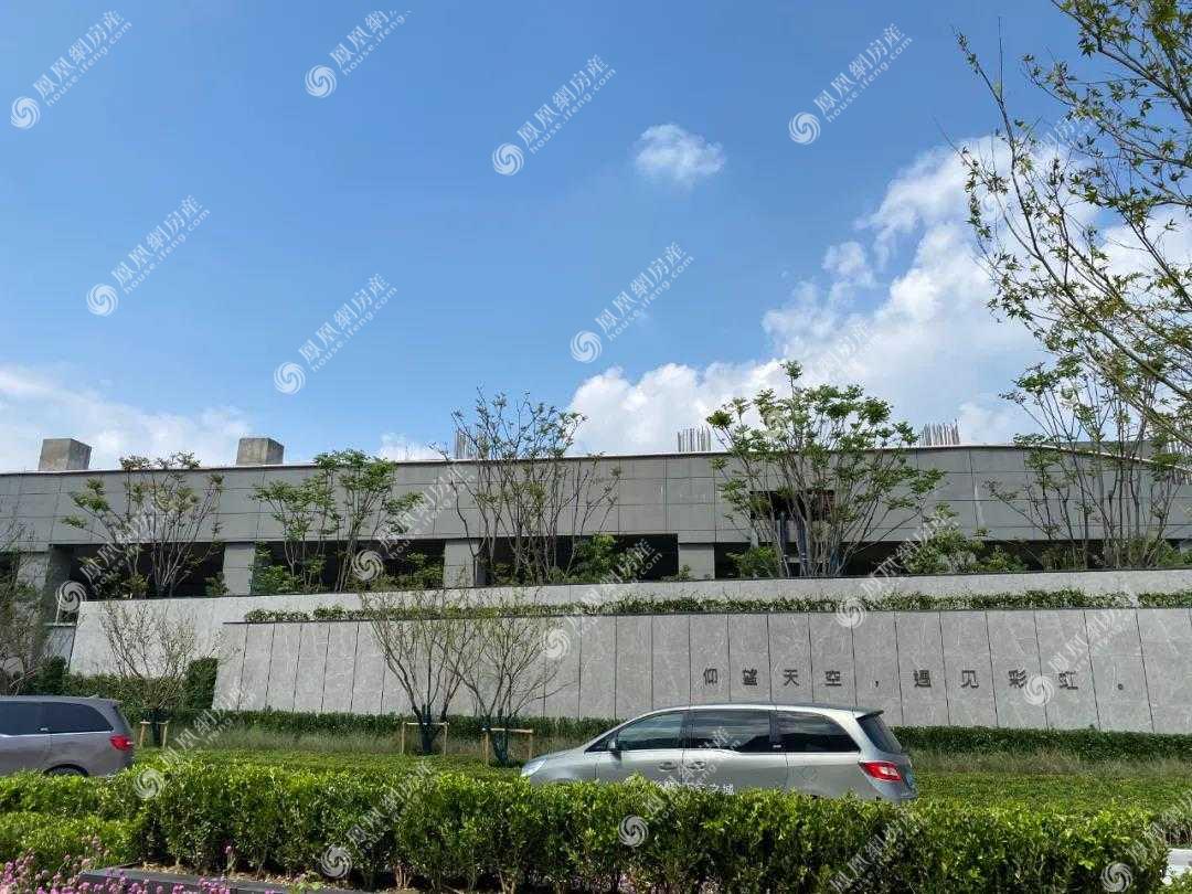售楼部对面的“车辆段盖”