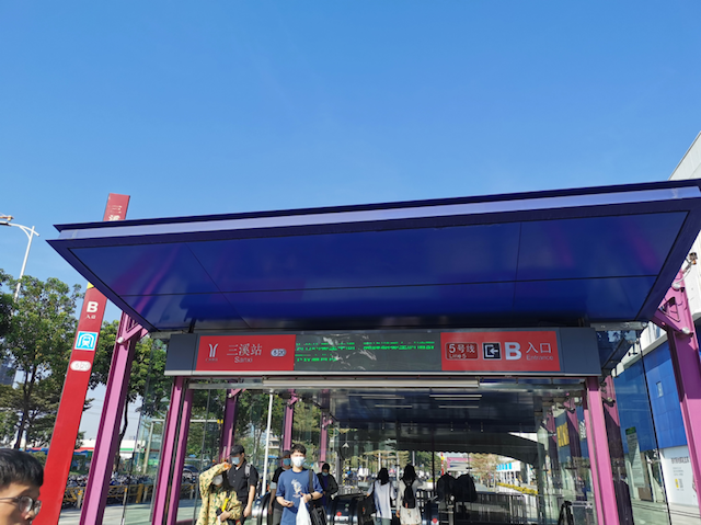 从地铁站到小区入口,只需要走过美林商场门前的广场,再穿过一条马路