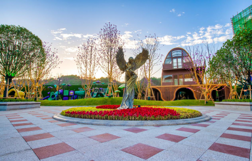 约7000﹐恒大影城,打造约5300﹐运动中心及三个铂金会所,更有万宜广场