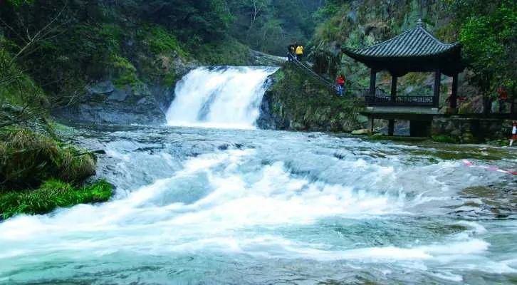 地址:紹興市諸暨市五洩鎮百丈飛瀑百丈飛瀑深藏於崇山峻嶺中,是一處鮮