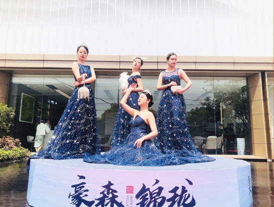 公开现场活动不断,真人变形金刚,小丑互动,模特静展……超多精彩刷爆