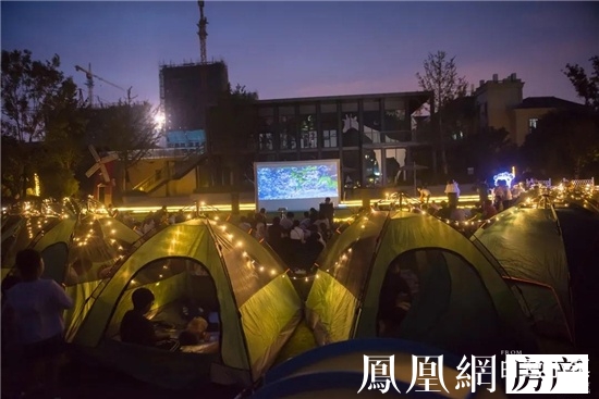 帐篷露天电影追忆似水流年绿草地散发夏日的清香星空触手可及夜空中最