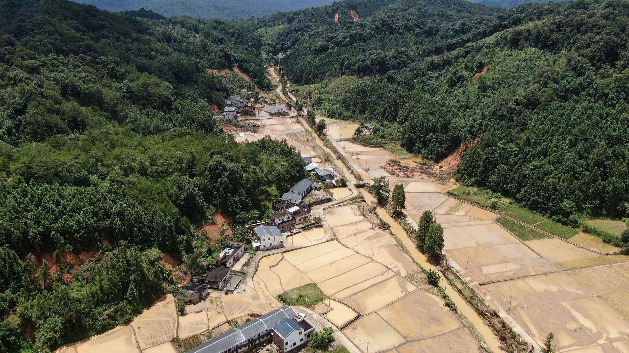 挺进“孤岛村”！广东梅州洪灾现场直击