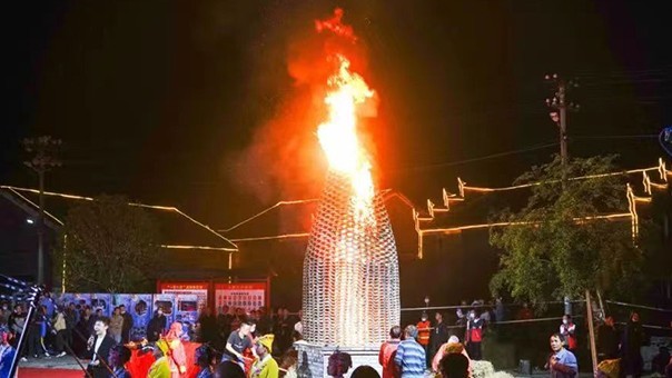 江西安福全国秋季“村晚”吉安中秋烧塔习俗展演