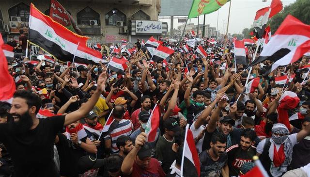 10月25日,示威者在伊拉克巴格达解放广场参加示威活动.