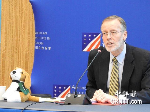 郦英杰秀检疫犬米格鲁玩偶 象征美台合作__凤凰网