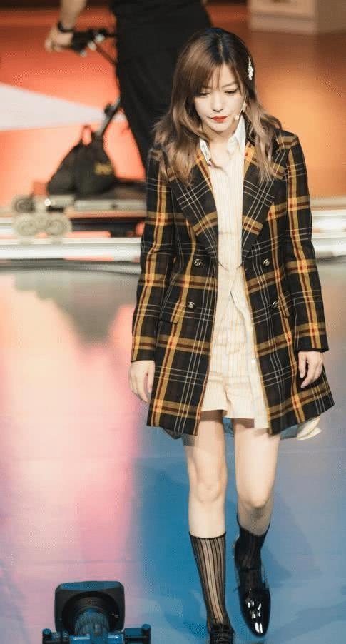 又被43岁的赵薇美到了!就凭一双"毒液袜",她嫩得像个初中生!