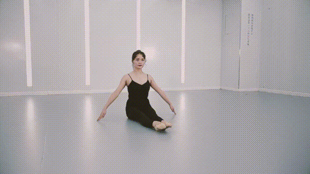 别怪男人都喜欢大长腿的妹子因为她们能玩转一字马