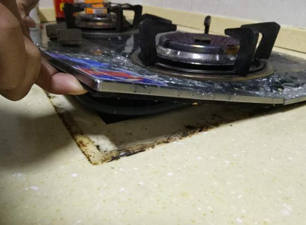 闻到异味可能是由于天然气泄漏导致的,要检查胶管与灶具及管道连接处