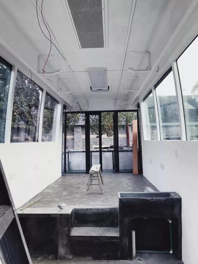 90后姑娘花12万改装大巴车居住网友违建