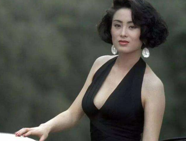 还有演员朱茵,还有前几年热播的电视剧《甄嬛传》中饰演皇后的蔡少芬