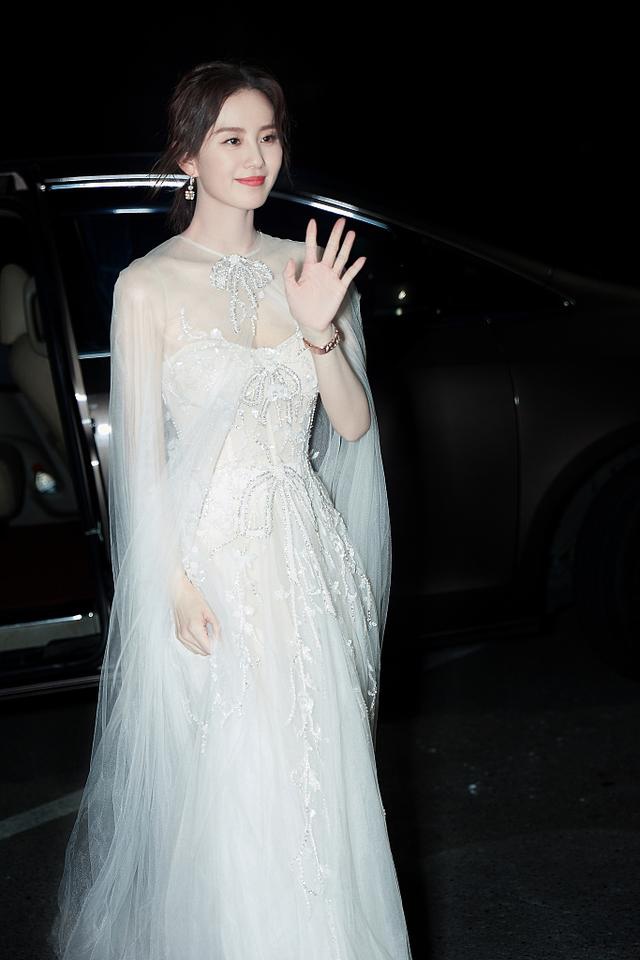 刘诗诗出席2019 bazaar明星慈善夜红毯,白色纱裙写真,仙气十足__凤凰