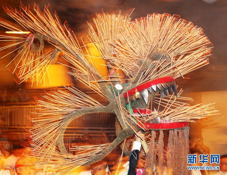 这是9月12日拍摄的香港街头舞火龙表演.新华社记者 李钢 摄