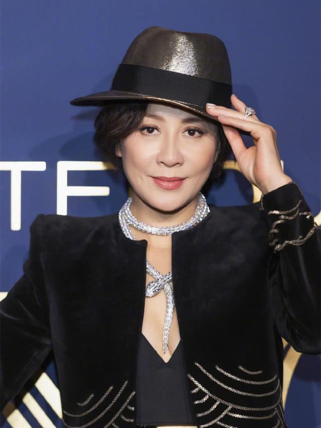 深v黑丝大秀好身材?更抢镜的明明是刘嘉玲脖子上戴了一套大别墅