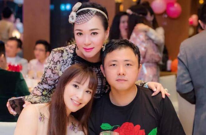 40岁吴佩慈怀四胎近照身材臃肿,网友:像大妈