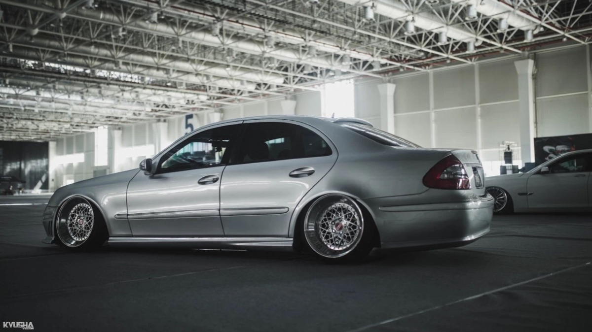 经典四眼奔驰w211姿态改装气动团伙诠释玩车态度