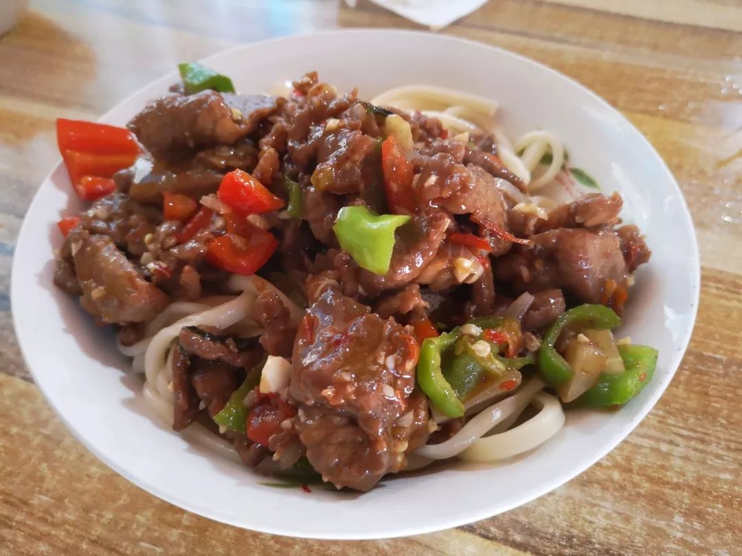伊犁的过油肉碎肉拌面