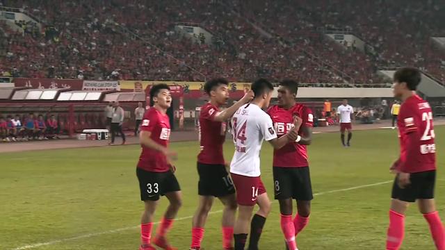 初生牛犊还是为老不尊?郑智与李圣龙互相掐脖队友拦都拦不住