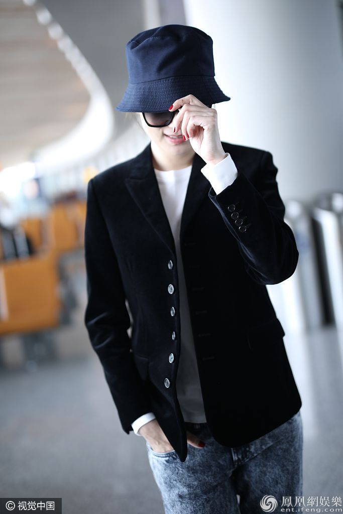 宋佳穿丝绒外套搭机展摩登风范抄兜扶帽动作潇洒长腿吸睛