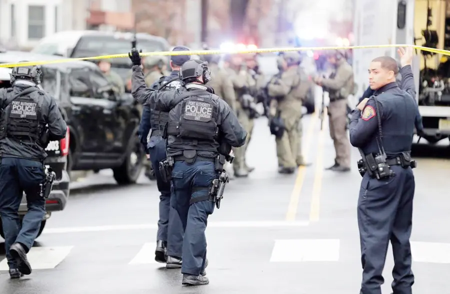 美国泽西市爆发警匪枪战两名枪手打死四人后被击毙