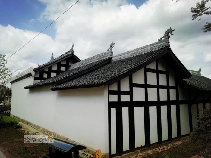 川云公路边从后侧面看到观音阁的屋脊翘角