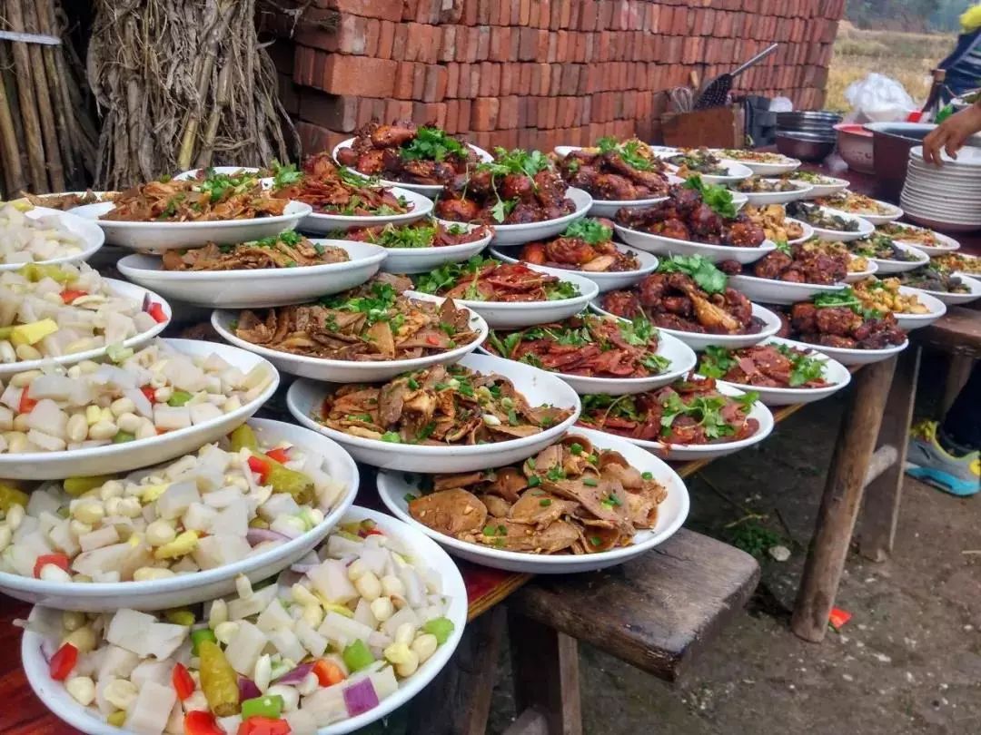 而且菜必须分门别类的摆放好, 开席的时候直接端上桌.