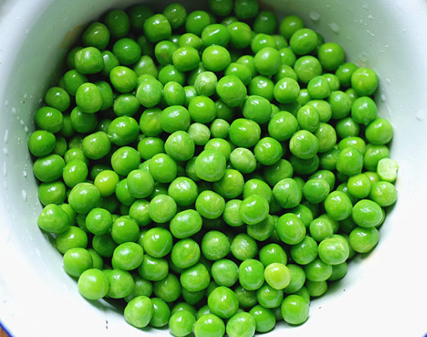 青豆,又名青大豆,为豆科大豆属一年生草本植物,是籽粒饱满尚未老熟的