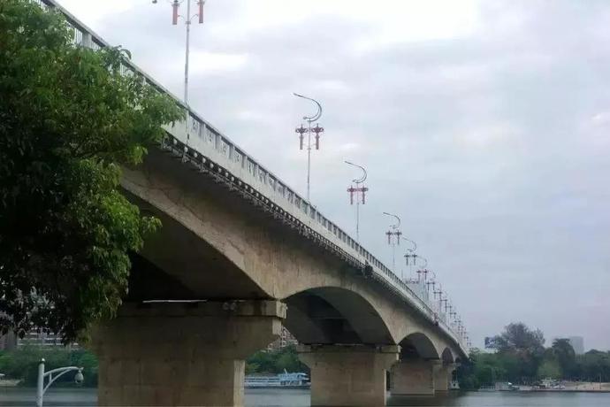 中信大桥货车横行引事故频发