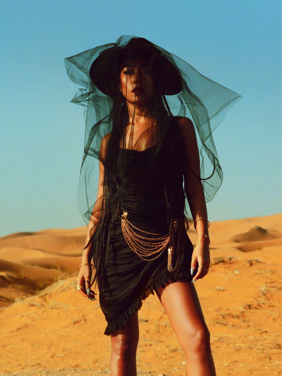 吉克隽逸最新写真曝光黑纱遮面造型野性十足