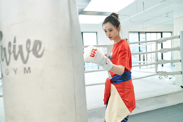 67演员宋轶最新造型曝光运动拳击装飒爽抢眼