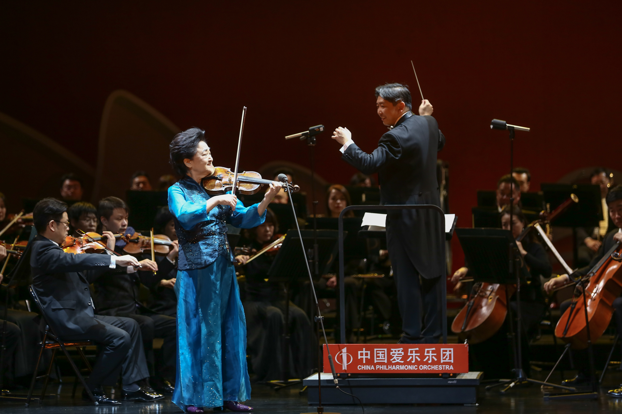 18岁的俞丽拿担任小提琴独奏,从此俞丽拿的名字便与《梁祝》紧紧地