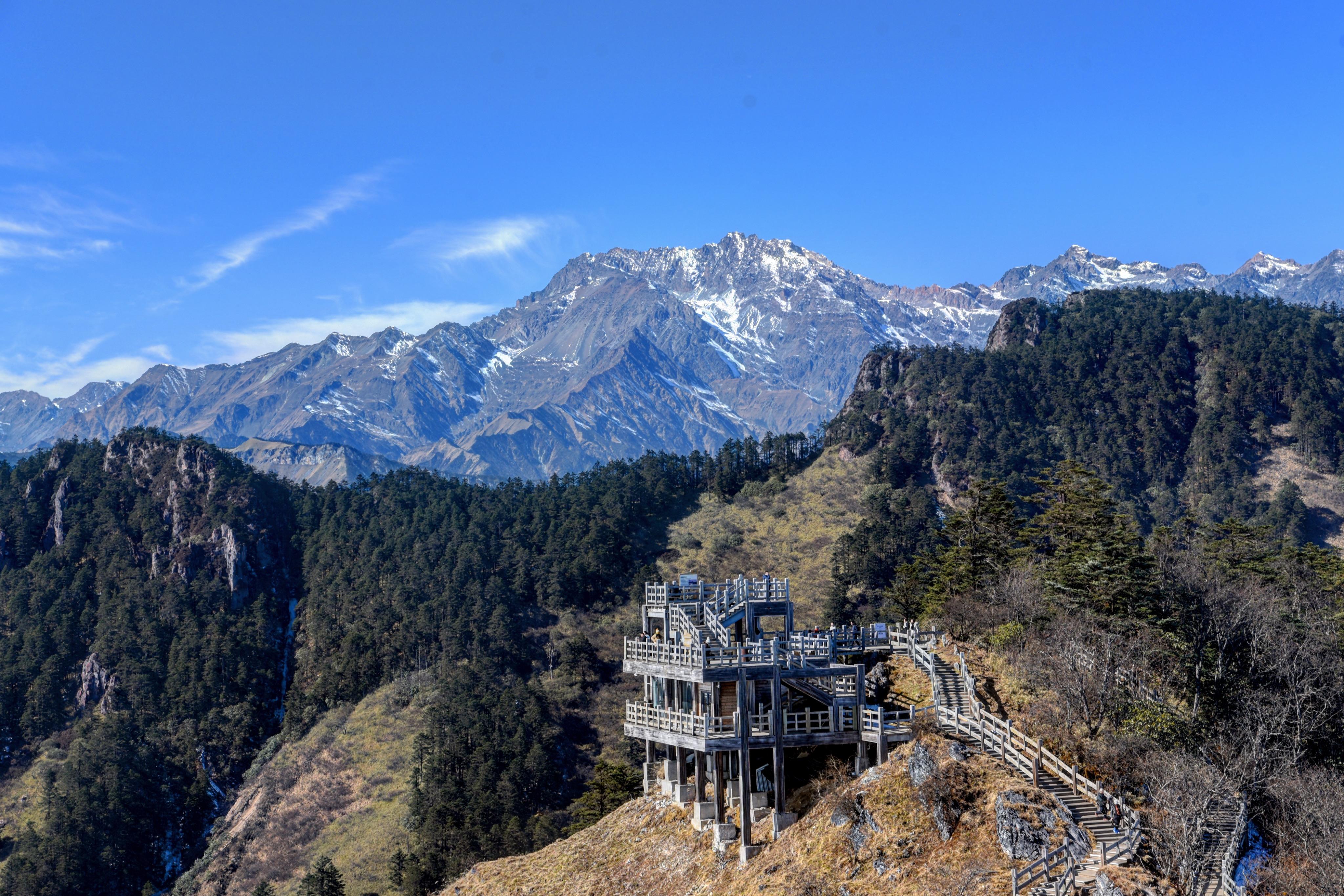山腰漫天飞雪山顶却艳阳高照成都第一峰长这样