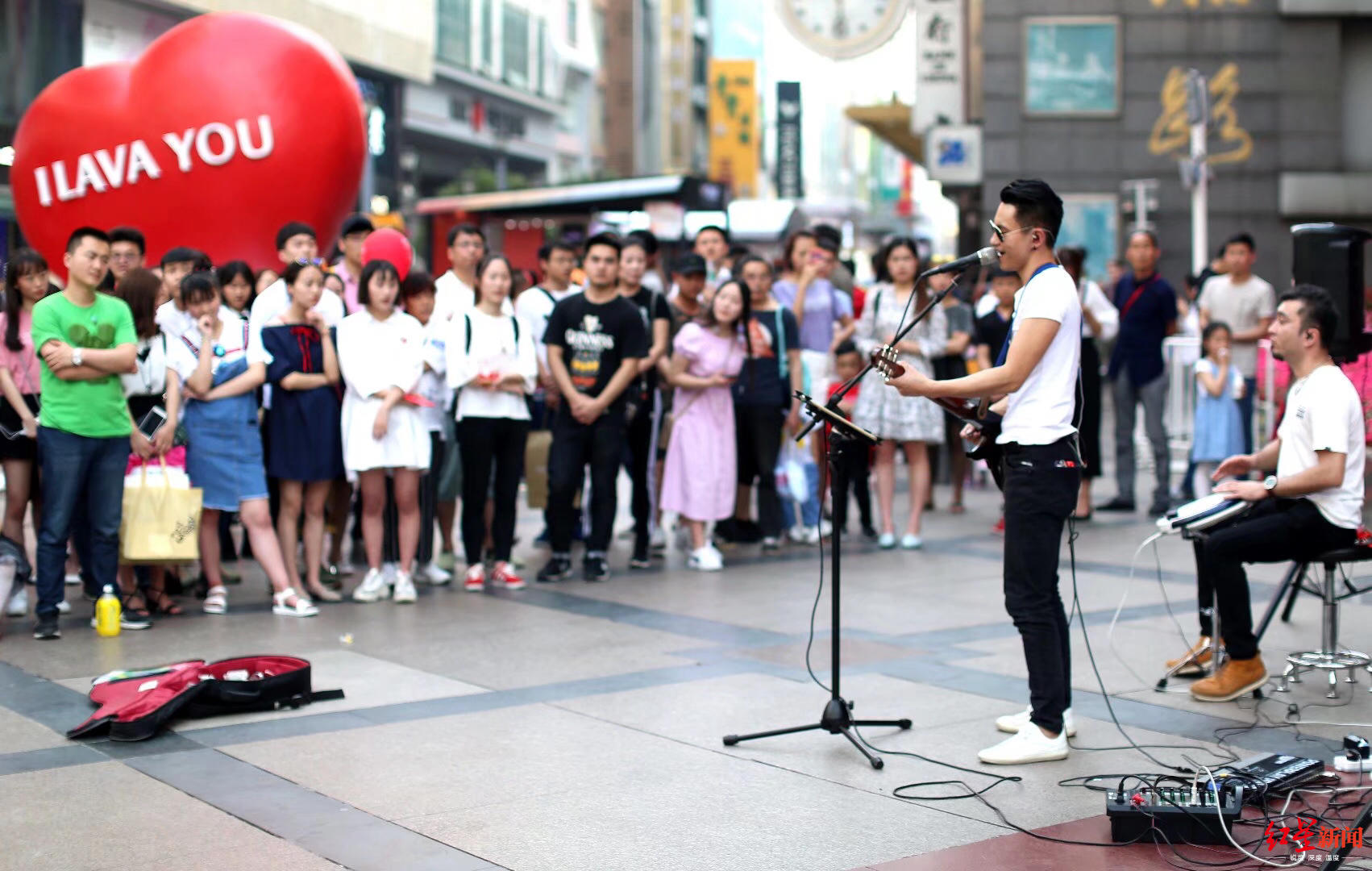 看这条街最靓的娃快来体验国庆成都街头艺术表演