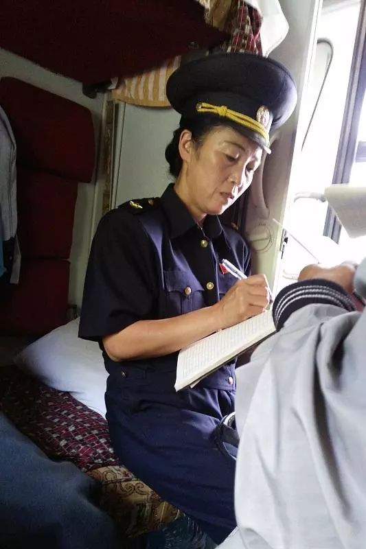停靠在北京站的朝鲜列车,乘务员姑娘带货忙__凤凰网